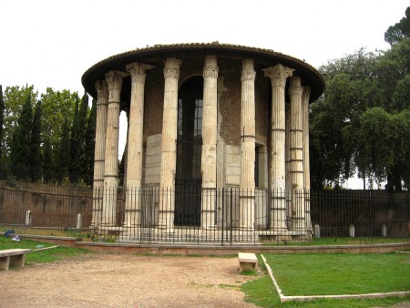 A csodálatos kis Vesta-templom a Bocca Verita terén